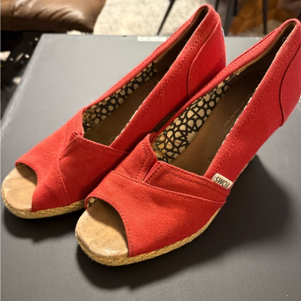 TOMS Women's Red Open Toe Wedges